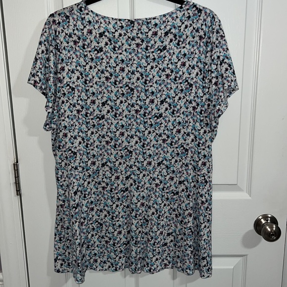 Woman’s plus size, short sleeve shirt from Lane Bryant - Picture 3 of 4